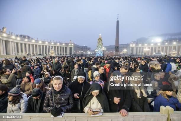 January 2023, Vatican, Vatikanstadt: Faithful wait early in the morning for the start of the public funeral Mass for the late Pope Emeritus Benedict...