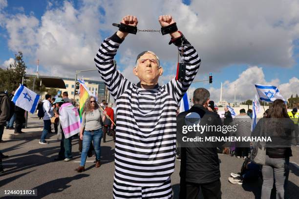 Israelis left wing protesters demonstrate in front of the High Court in Jerusalem against the leader of the ultra-Orthodox Shas party, Aryeh Deri, a...