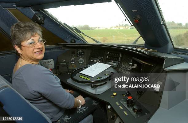 Sylvie Guedeville conduit un Train à grande vitesse , le 17 février 2005 entre Tours et Paris. Sylvie Guédeville, 43 ans, est la première et unique...