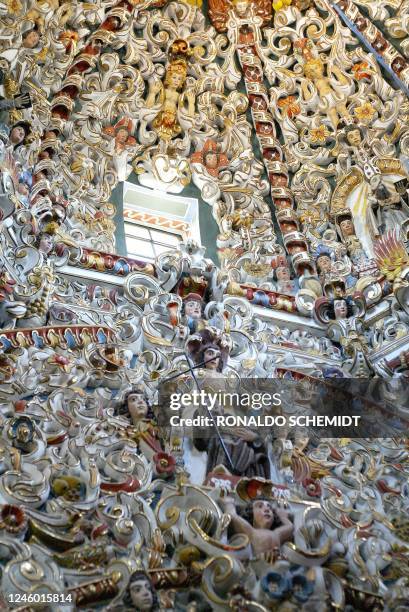 Fotografía tomada el 3 de abril de 2007 de la cúpula principal de la iglesia de Santa María Tonantzintla, en el estado de Puebla al centro de México....