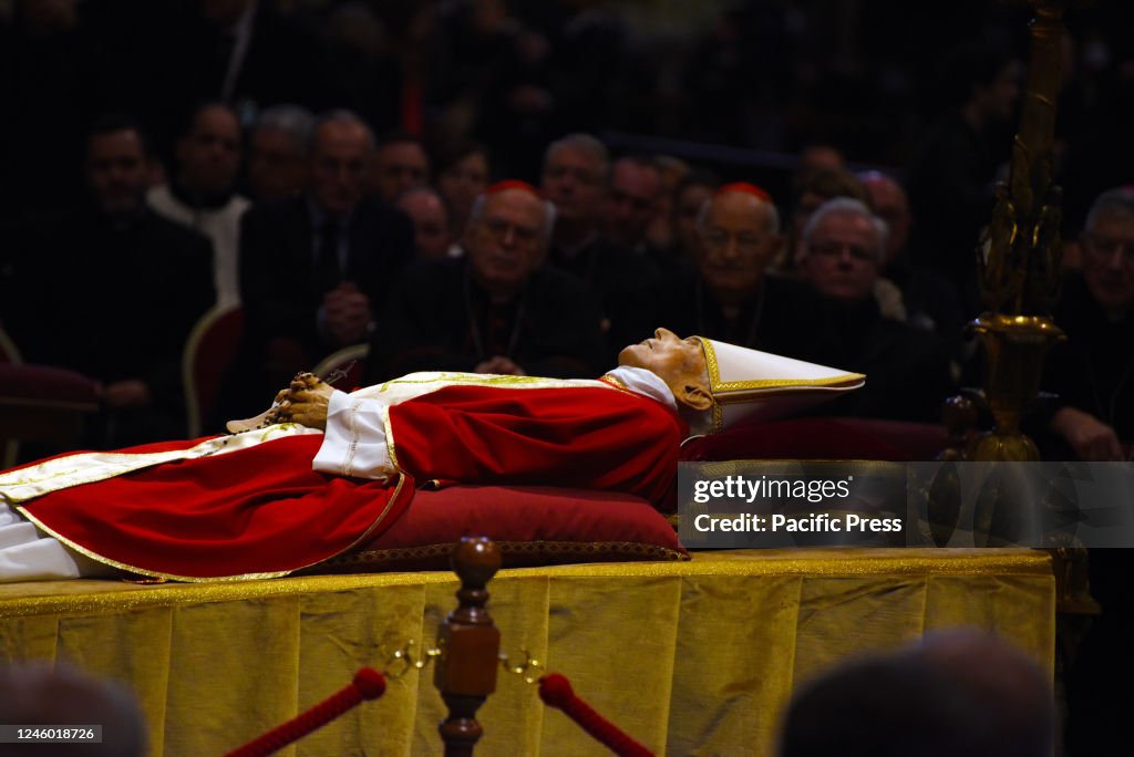 The body of Pope Benedict XVI, on the last day of exposure...
