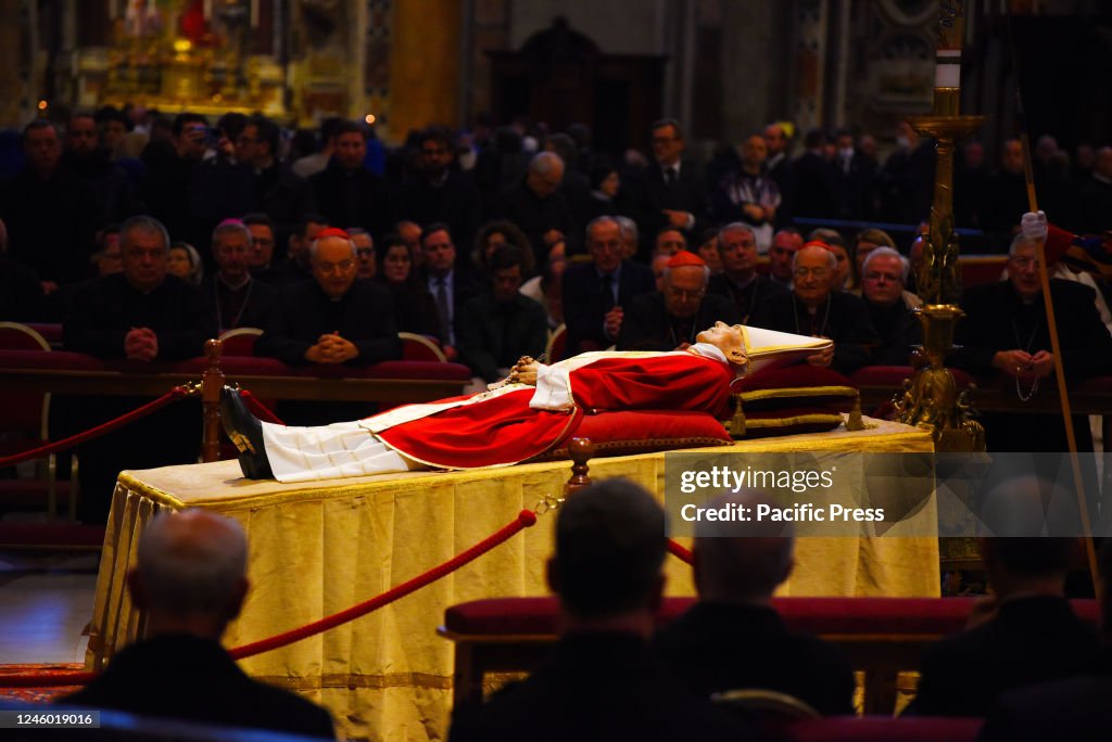 The body of Pope Benedict XVI, on the last day of exposure...