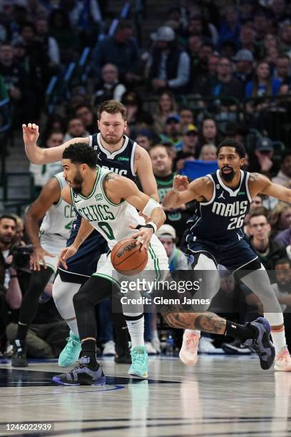 Jayson Tatum of the Boston Celtics drives to the basket during the game against the Dallas Mavericks on January 5, 2022 at the American Airlines...