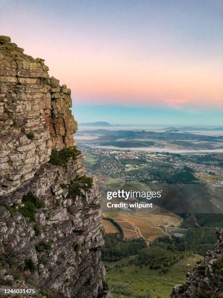 table mountain at dawn distant view with stellenbosch in foreground - stellenbosch wine stock pictures, royalty-free photos & images