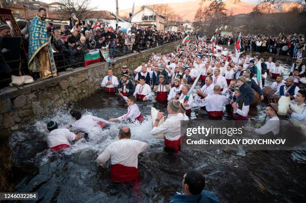 Throwing Cross Cross Throwing Photos and Premium High Res Pictures - Getty Images