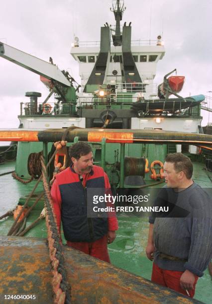 Deux membres d'équipage de l'Abeille Languedoc, remorqueur de haute-mer spécialisé dans l'assistance maritime, discutent, le 8 novembre 2000 à...