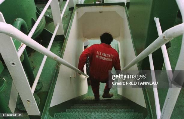 Un membre d'équipage de l'Abeille Languedoc, remorqueur de haute-mer spécialisé dans l'assistance maritime, emprunte, le 8 novembre 2000 à Cherbourg,...