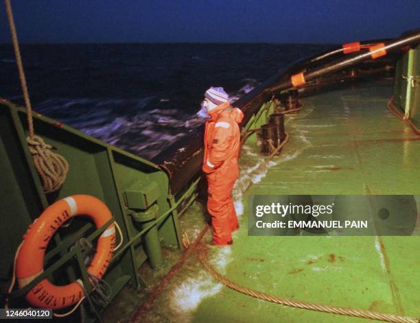 Un membre de l'équipage du remorqueur de haute-mer "Abeille Flandre", regarde les vagues s'écraser sur le pont arrière du bateau, le 05 décembre 2000...