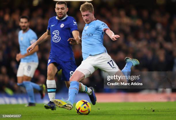 Kevin De Bruyne of Manchester City in action with Mateo Kovacic of Chelsea during the Premier League match between Chelsea FC and Manchester City at...