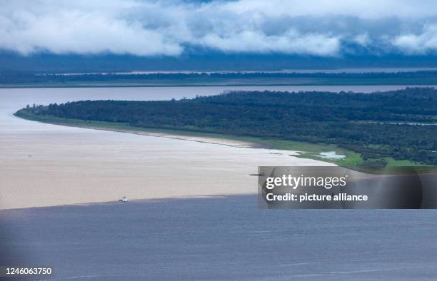 January 2023, Brazil, Manaus: In the east of the city, the dark Rio Negro meets the brownish, muddy Rio Solimões. The color spectacle is called...