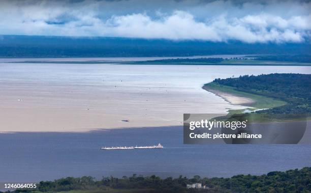 January 2023, Brazil, Manaus: In the east of the city, the dark Rio Negro meets the brownish, muddy Rio Solimões. The color spectacle is called...