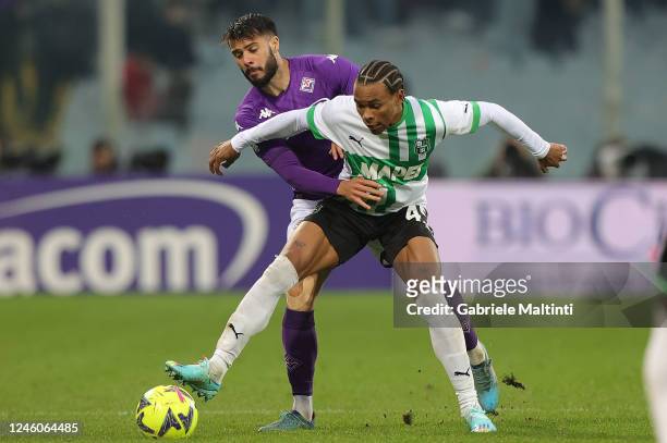 Lorenzo Venuti of ACF Fiorentina battles for the ball with Armand Lauriente' of US Sassuolo during the Serie A match between ACF Fiorentina and US...