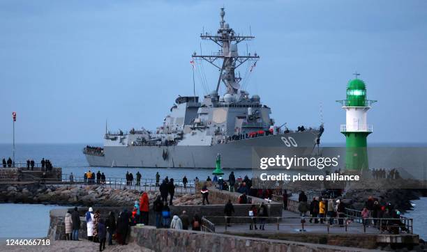 January 2023, Mecklenburg-Western Pomerania, Rostock: The U.S. Destroyer "USS Roosevelt" arrives in Warnemünde this evening from the Baltic Sea to...