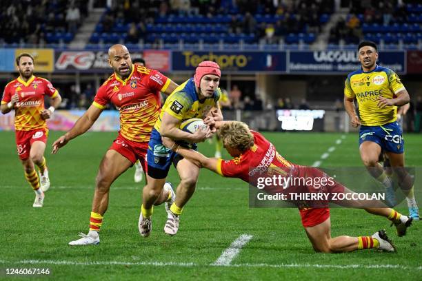 Clermont's French flanker Killian Tixeront runs to score a try during the French Top14 rugby union match between ASM Clermont Auvergne and USA...