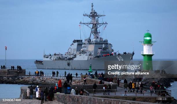Dpatop - 07 January 2023, Mecklenburg-Western Pomerania, Rostock: The U.S. Destroyer "USS Roosevelt" arrives in Warnemünde this evening from the...