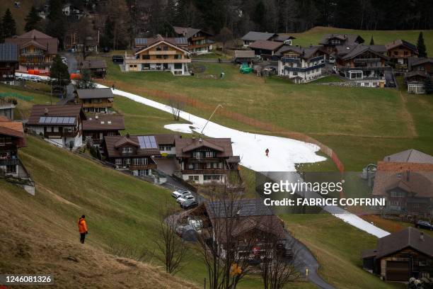 Photograph shows a slope amid snowless landscape during the FIS Alpine ski World Cup events in the Swiss alpine resort of Adelboden, on January 8,...