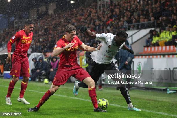 Federico Baschirotto of US Lecce battles for the ball with M'bala Nzola of Spezia Calcio during the Serie A match between Spezia Calcio and US Lecce...