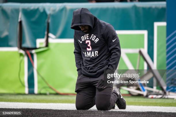 Philadelphia Eagles running back Miles Sanders says a prayer during pregame of the National Football league game between the New York Giants and...