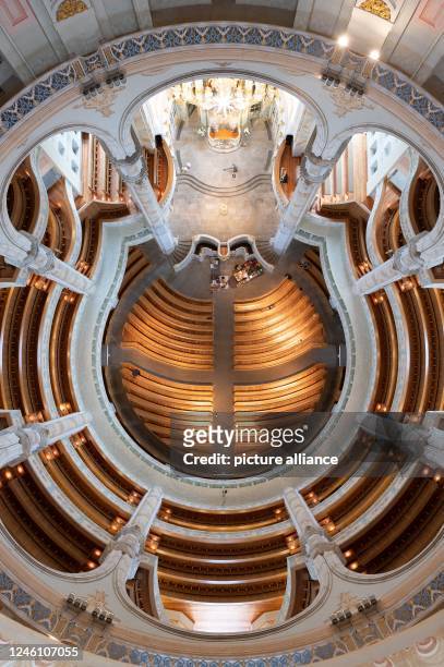 January 2023, Saxony, Dresden: Carpenters work on the pews in the Frauenkirche. The Frauenkirche will be closed from 09 to 14 January 2023 for the...