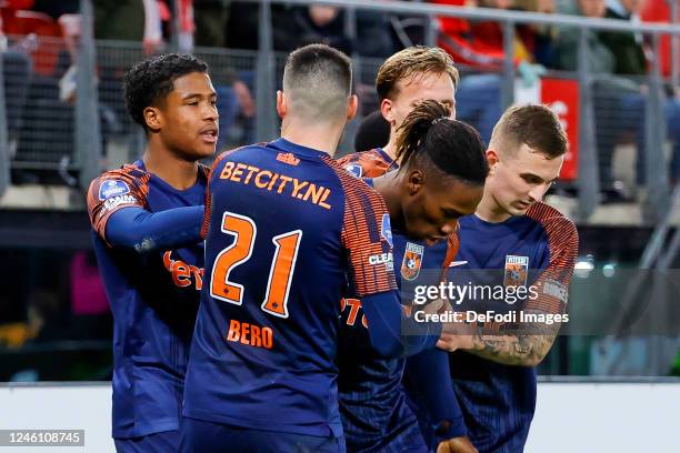 Mohamed Sankoh of Vitesse Arnhem scores the 1-1 celebrating his goal with teammates 1:1 during the Dutch Eredivisie match between AZ Alkmaar and SBV...