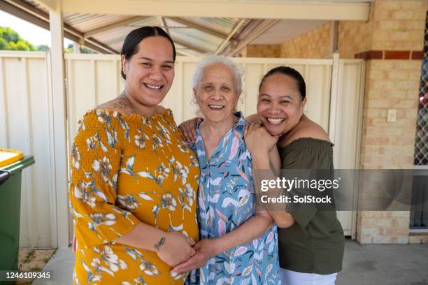 trois générations de femmes - habitant des îles du pacifique photos et images de collection