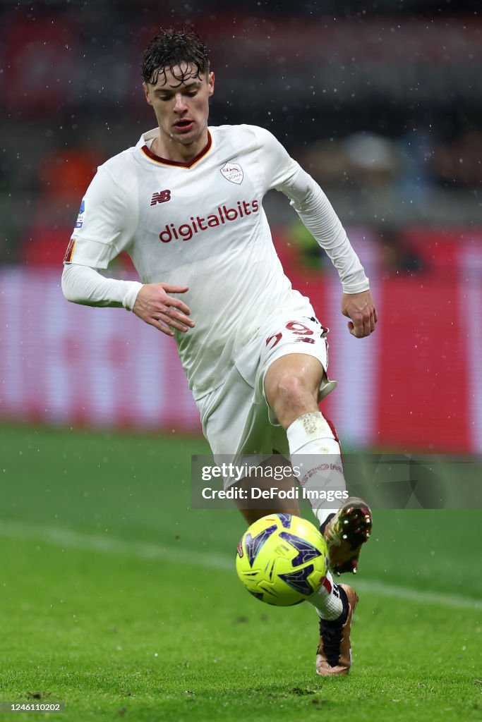 Nicola Zalewski of As Roma controls the ball during the Serie A match