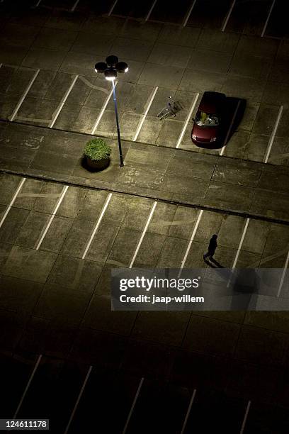 parkplatz bei nacht - empty lot night stock-fotos und bilder