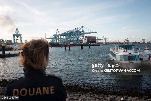 Illustration picture shows a customs officer in the harbor of Rotterdam during a joint press moment of the Belgian and the Netherlands' customs...