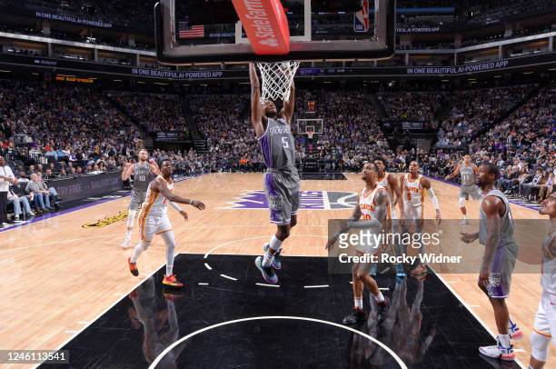 DeAaron Fox of the Sacramento Kings dunks the ball during the game against the Atlanta Hawks on January 4, 2023 at Golden 1 Center in Sacramento,...