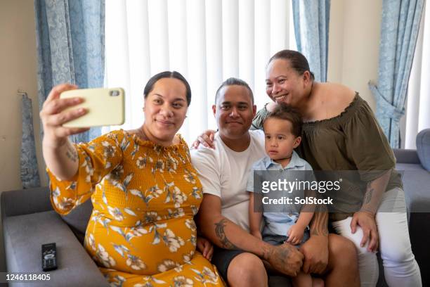 familie selfie tijd - australian family time stockfoto's en -beelden