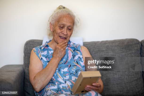 looking back - pacific islanders stock pictures, royalty-free photos & images