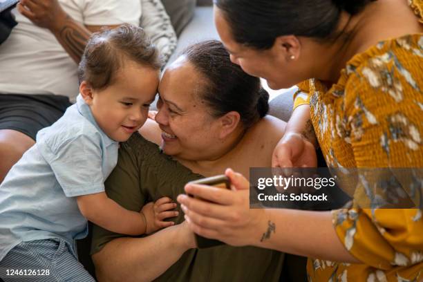 family time - pacific islanders stock pictures, royalty-free photos & images