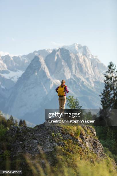 bayerische alpen - garmisch partenkirchen - rolling hills sun stockfoto's en -beelden