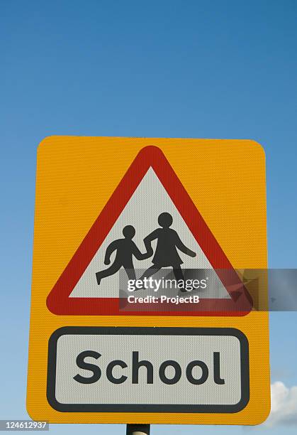 escola placa de estrada - placa de travessia de crianças - fotografias e filmes do acervo
