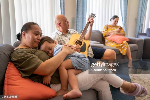 家庭放鬆時間。 - pacific islander ethnicity 個照片及圖片檔