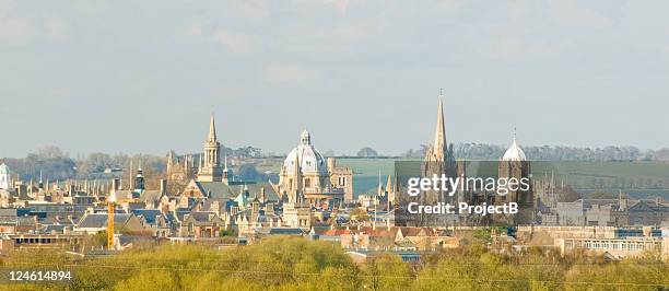 ciudad de oxford spires - aguja chapitel fotografías e imágenes de stock