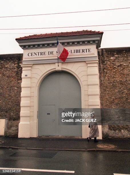 Vue extérieure prise le 28 décembre 1998 du centre de semi-liberté de Corbeil-Essonne dans lequel devra pointer Marie-Elisabeth Cons-Boutboul, 74...