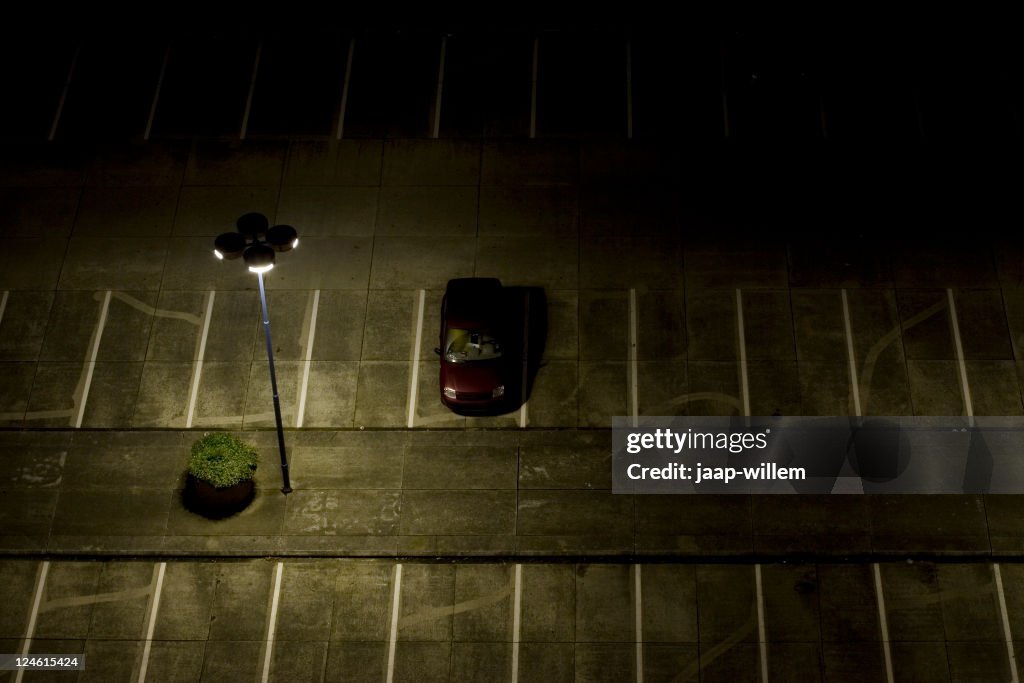 Aire de stationnement à la nuit