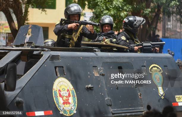 Members of the police guard the city of Cusco, Peru, to prevent riots on January 11, 2023. - Peru's prosecutor's office on the eve opened an inquiry...