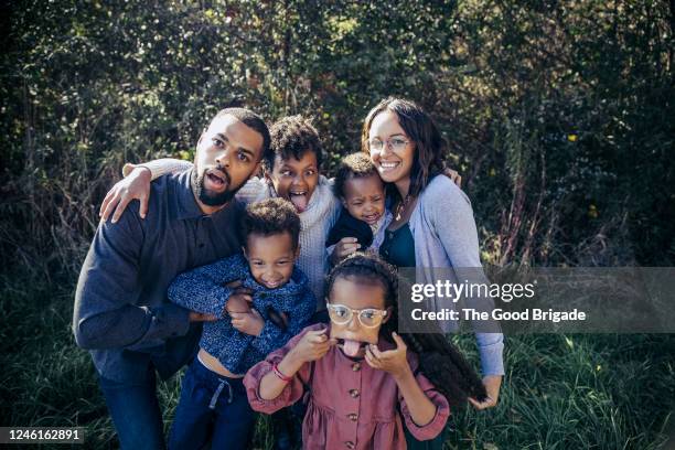 portrait of family making funny faces - family portrait humor fotografías e imágenes de stock