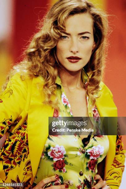 Model Tatjana Patitz walks the runway at the Todd Oldham Spring 1995 Ready to Wear Fashion Show during New York Fashion Week.