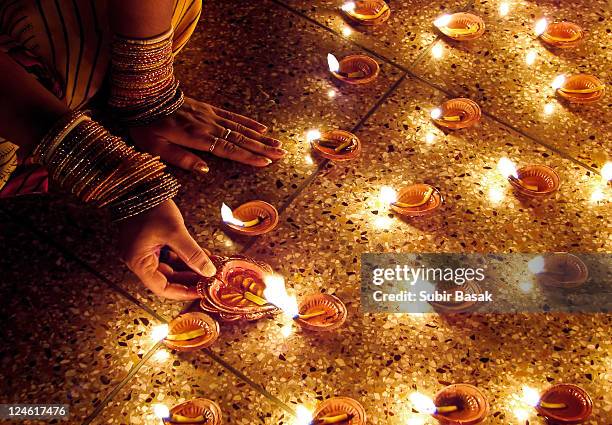 woman hand lighting diva's - bracelet festival photos et images de collection