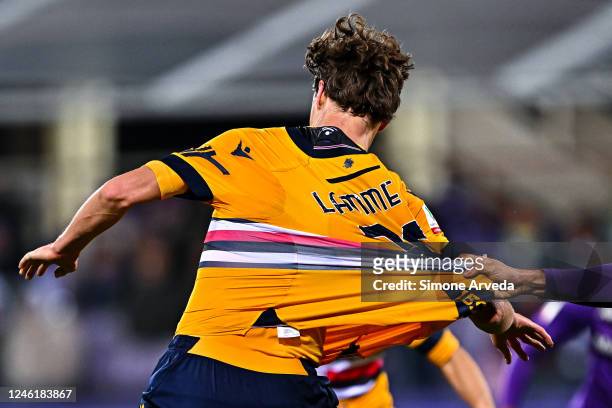 Sam Lammers of Sampdoria gets his shirt pulled during the Coppa Italia match between ACF Fiorentina and UC Sampdoria at Stadio Artemio Franchi on...