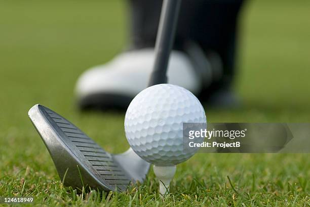 golf club con palla e scarpe in background - golf sport foto e immagini stock