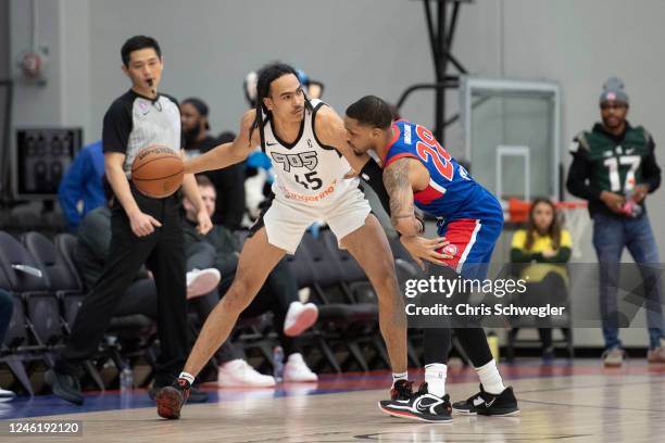 Dalano Banton of the Raptors 905 handles the ball against Keifer Sykes of the Motor City Cruise during the first quarter of the game on January 12,...