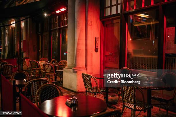 Empty terrace tables outside a restaurant in central London, UK, on Thursday, Jan. 12, 2023. Britain's pubs and restaurants are cutting their opening...