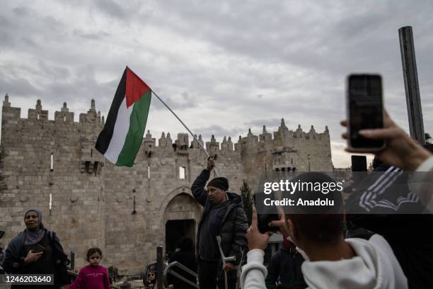 Muhammed Ebu el-Humus unfurls a Palestinian flag after Israeli National Security Minister Itamar Ben-Gvirâs decision to ban the display of the...