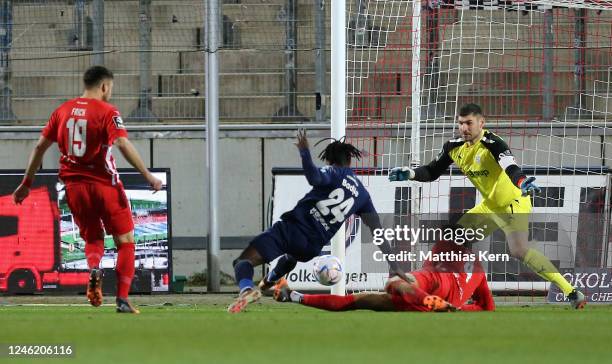 Kebba Badjie of Oldenburg scores his team's first goal during the 3. Liga match between FSV Zwickau and VfB Oldenburg at GGZ Arena on January 13,...