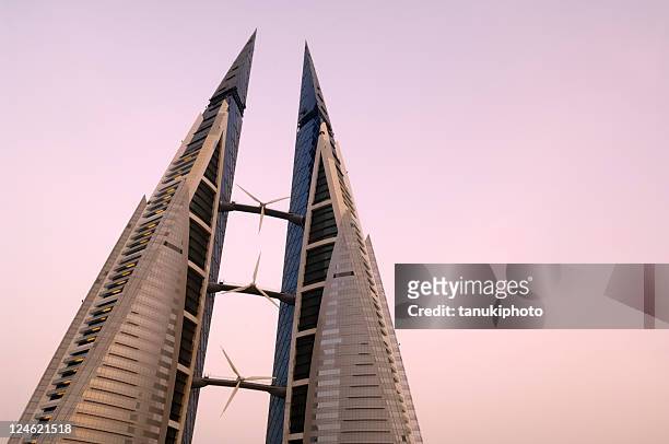 bahrain world trade centers - bahrain stock-fotos und bilder