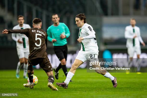 Rocco Reitz of Borussia Moenchengladbach and Betim Fazliji of FC St.Pauli battle for the ball during a friendly match between Borussia...